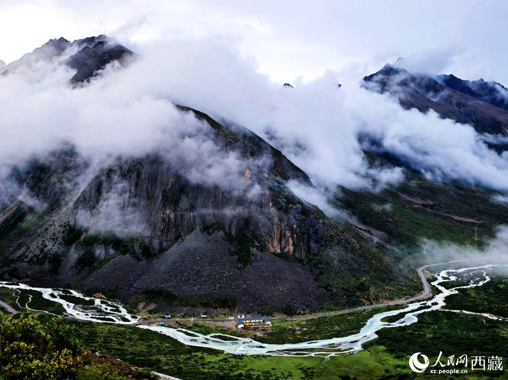 河流蜿蜒于青山間。人民網(wǎng) 李海霞攝