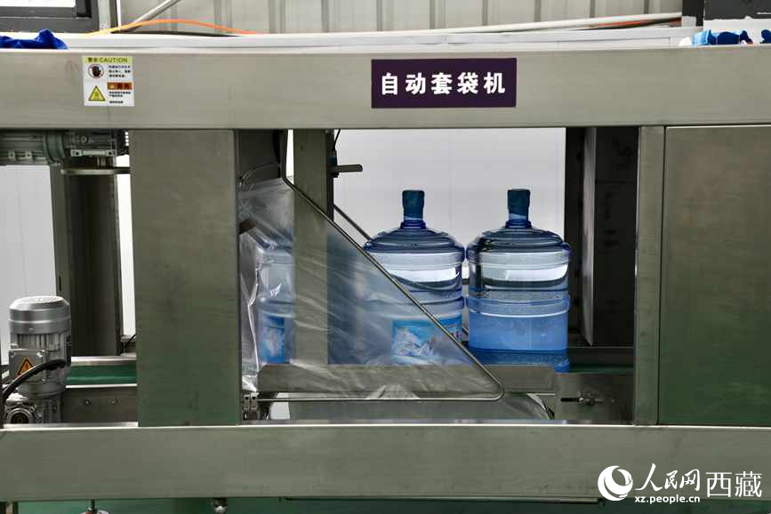 “色達(dá)牙泉”礦泉水（桶裝水）生產(chǎn)加工基地。人民網(wǎng)記者 次仁羅布攝
