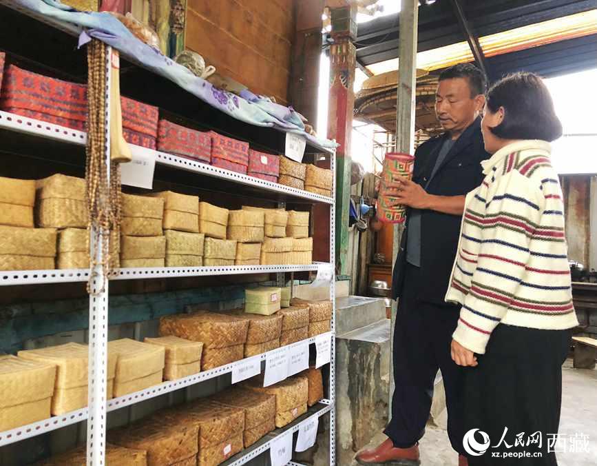愛明（左一）給游客介紹藤竹產(chǎn)品。