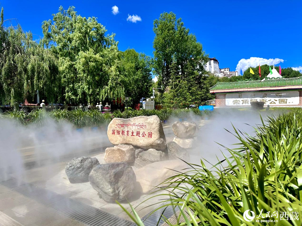 布達(dá)拉宮腳下的宗角祿康公園。