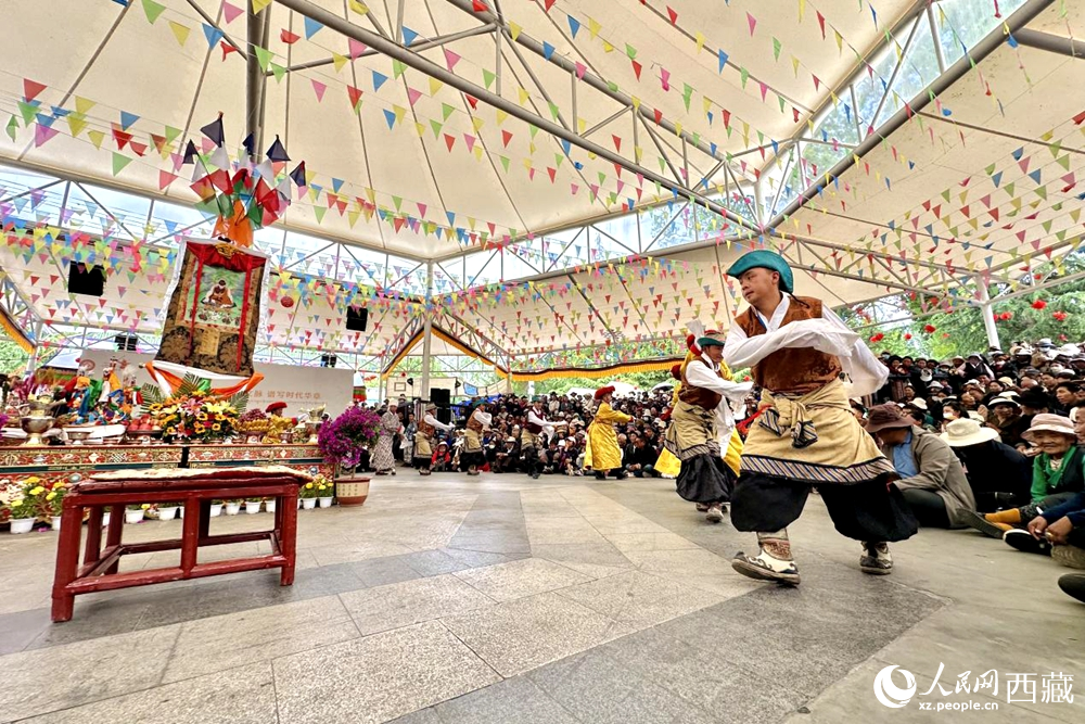 拉薩市宗角祿康公園舉行傳統(tǒng)藏戲劇目展演。