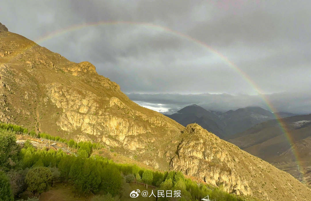接好運(yùn)！青藏高原現(xiàn)巨大彩虹橋