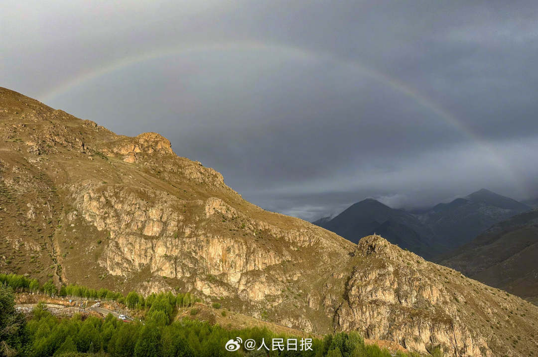 接好運(yùn)！青藏高原現(xiàn)巨大彩虹橋