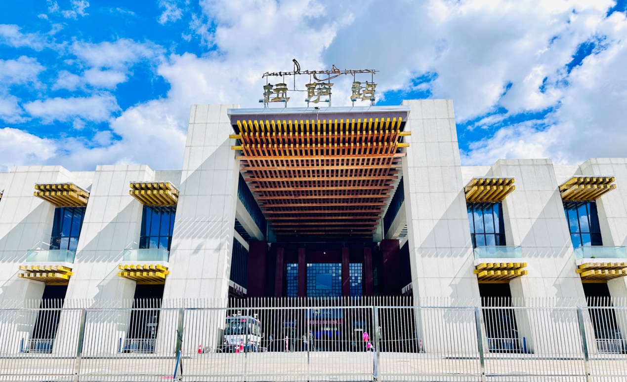 拉薩火車站。人民網(wǎng)記者 益西康珠攝
