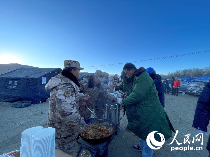 子弟兵為受災(zāi)群眾分發(fā)早餐。人民網(wǎng)記者 郝潔攝