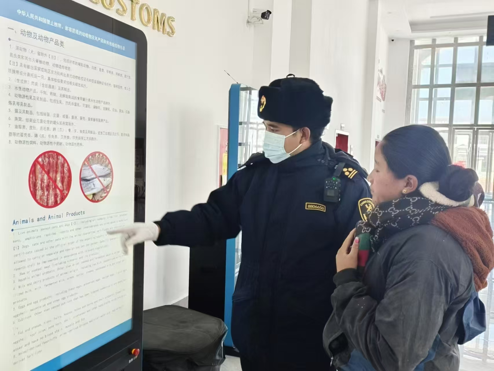 海關(guān)關(guān)員對(duì)入境邊民進(jìn)行禁止攜帶、郵寄進(jìn)境動(dòng)植物及其產(chǎn)品解讀。次旺久美攝