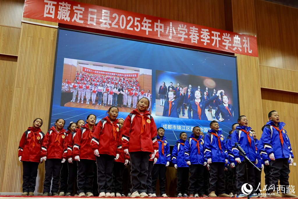 定日縣中小學(xué)生代表與北京市八一學(xué)校、成都市錦江區(qū)嘉祥外國(guó)語(yǔ)學(xué)校的師生一同唱響《把未來(lái)點(diǎn)亮》，迎來(lái)開(kāi)學(xué)第一課。人民日?qǐng)?bào)記者 鮮敢攝