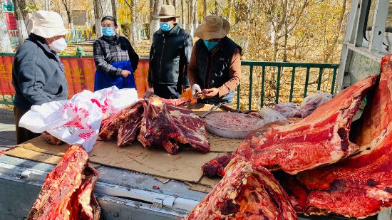 圖為市民正在買牛肉，本報記者 格桑倫珠攝(3737723)-20221201105107(1).jpg