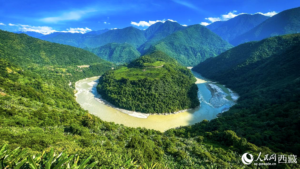 風(fēng)景秀麗、植被繁茂的西藏林芝市墨脫縣果果塘大拐彎。人民網(wǎng)記者 次仁羅布攝