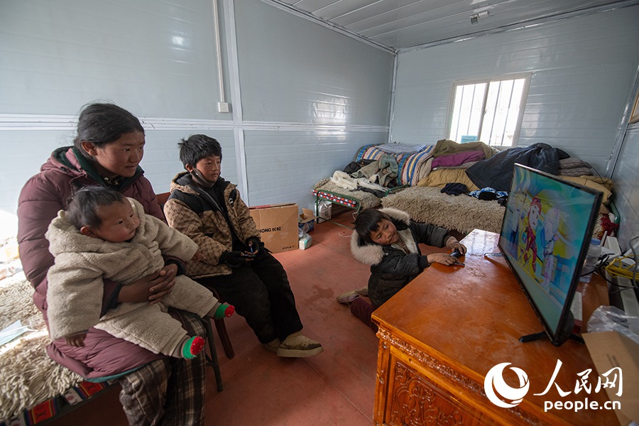 古榮村群眾入住活動板房。人民網(wǎng)記者 翁奇羽攝