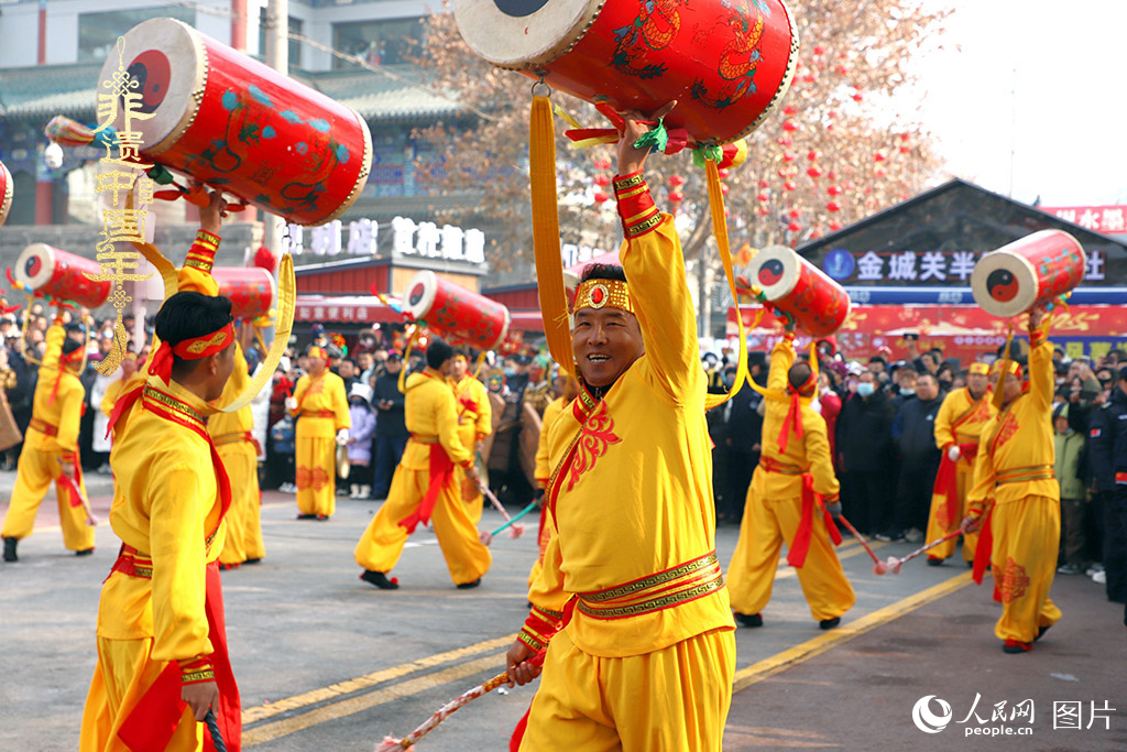 2025年1月29日，蘭州太平鼓、舞獅、軍儺、秦腔等精彩的蘭州市經(jīng)典非物質(zhì)文化遺產(chǎn)代表性項(xiàng)目在金城關(guān)黃河文化旅游街區(qū)廣場集中亮相。人民網(wǎng)記者 焦隆攝