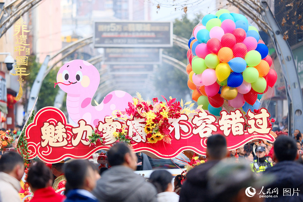 2025年1月29日，大年初一，云南省曲靖市麒麟?yún)^(qū)舉行“千人舞麒麟”活動(dòng)，耍龍舞獅過大年，現(xiàn)場人山人海，熱鬧非凡。人民網(wǎng) 莊志斌攝