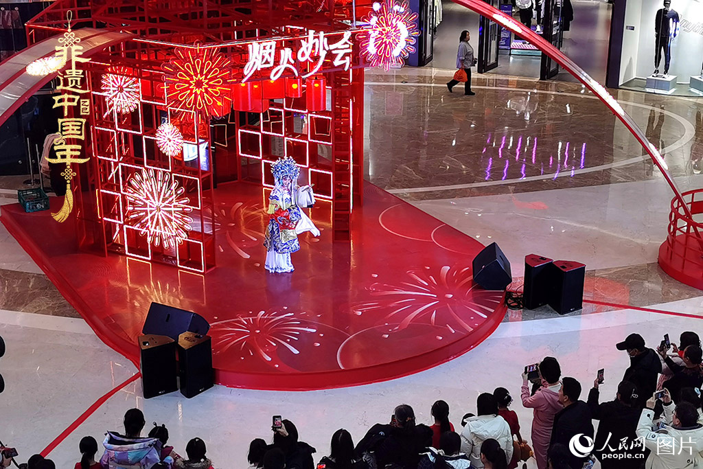 2025年1月29日，大年初一，吉林省京劇團(tuán)亮相長春“煙火妙會”，演員們用的精湛技藝，為市民呈上一場韻味悠長的視聽盛宴，一招一式盡顯京劇魅力?，F(xiàn)場還進(jìn)行了京劇知識科普，讓傳統(tǒng)文化在互動(dòng)中 “活” 起來，為新春佳節(jié)增添了一抹濃厚的文化底色 。人民網(wǎng)記者 王帝元攝