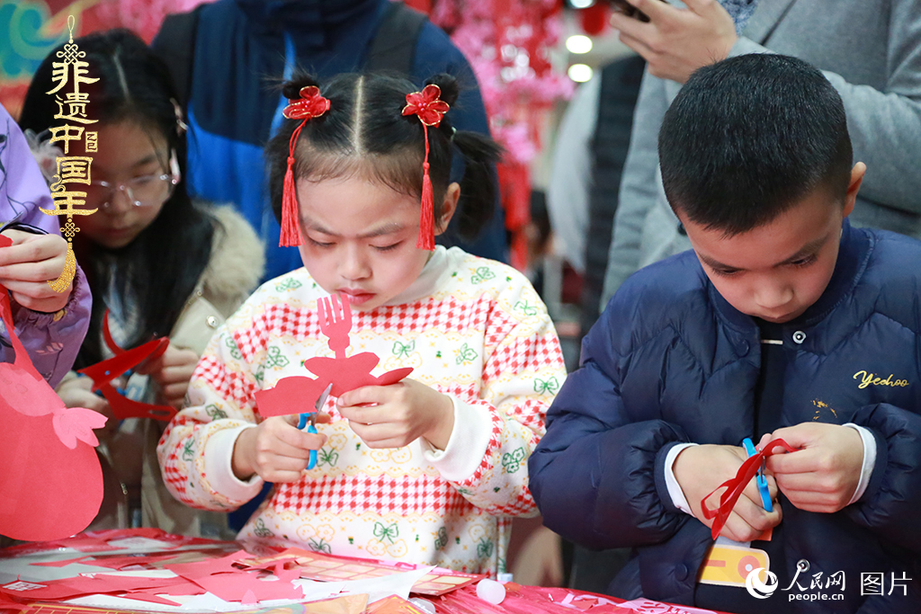 2025年1月23日，上海市青少年活動(dòng)中心迎新春游園會上，小朋友們正在學(xué)習(xí)剪窗花。人民網(wǎng)記者 龔莎攝
