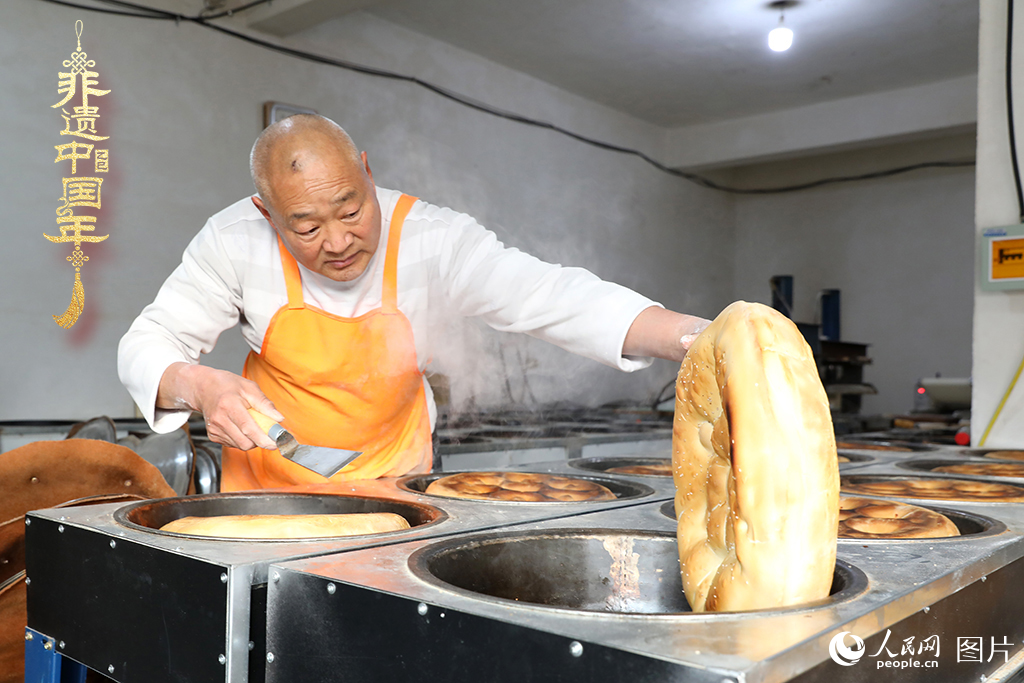 2025年1月23日，山東省臨沂市莒南縣一家傳統(tǒng)大餅作坊內(nèi)，師傅們正忙著烤制當(dāng)?shù)厝舜汗?jié)期間家家戶戶必備的、金黃誘人的莒南大餅。人民網(wǎng)記者 劉祺攝