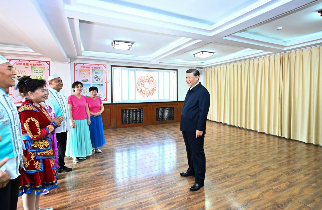 6月19日下午，習(xí)近平總書記在銀川市金鳳區(qū)長(zhǎng)城花園社區(qū)活動(dòng)室考察時(shí)，同社區(qū)居民親切交流。